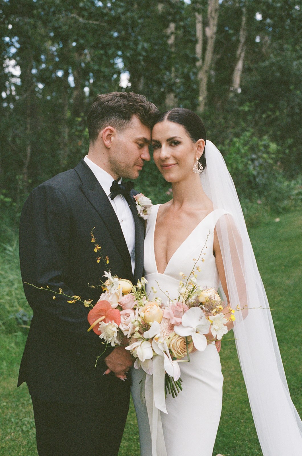 Bride and groom in outdoor wedding photoshoot at Bearspaw Golf Club styled by Melissa Alison Events.